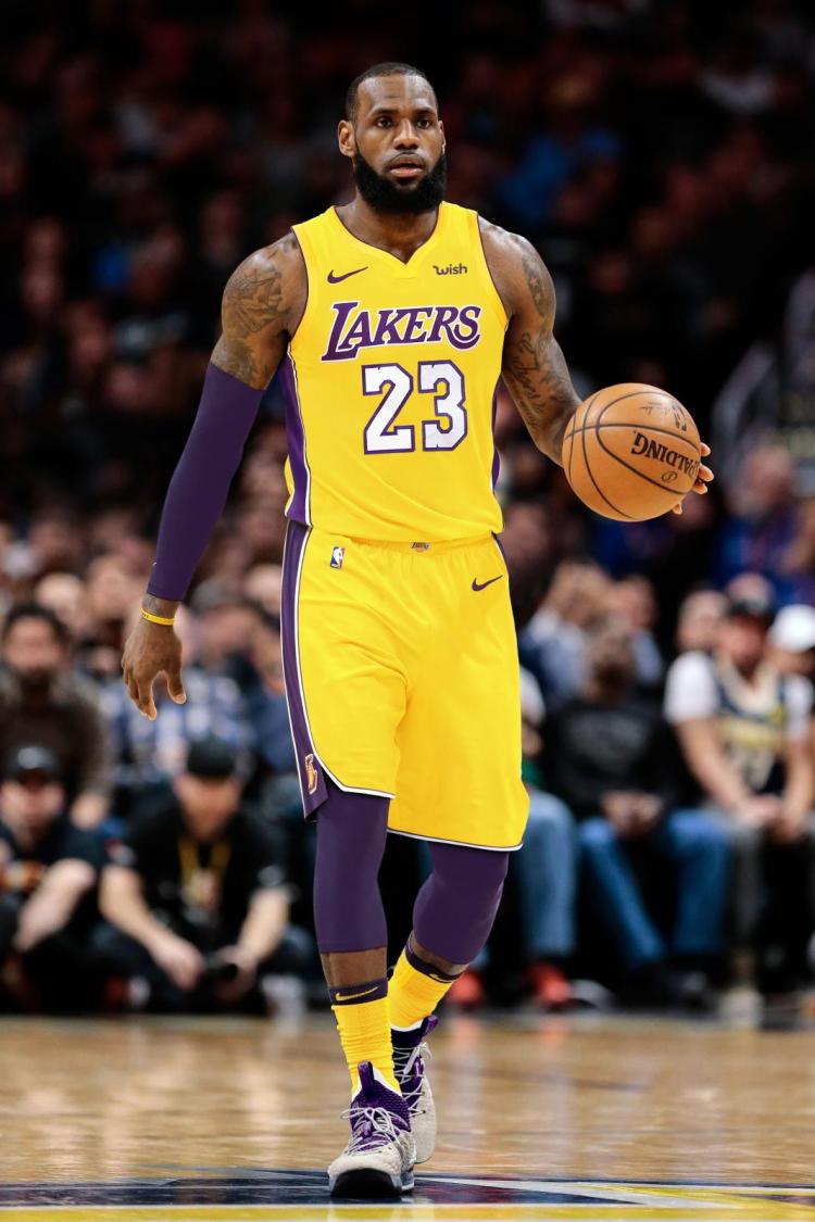 詹姆斯新星领先优势明显表现突出，勇士前途光明！上演精彩一战的简单介绍