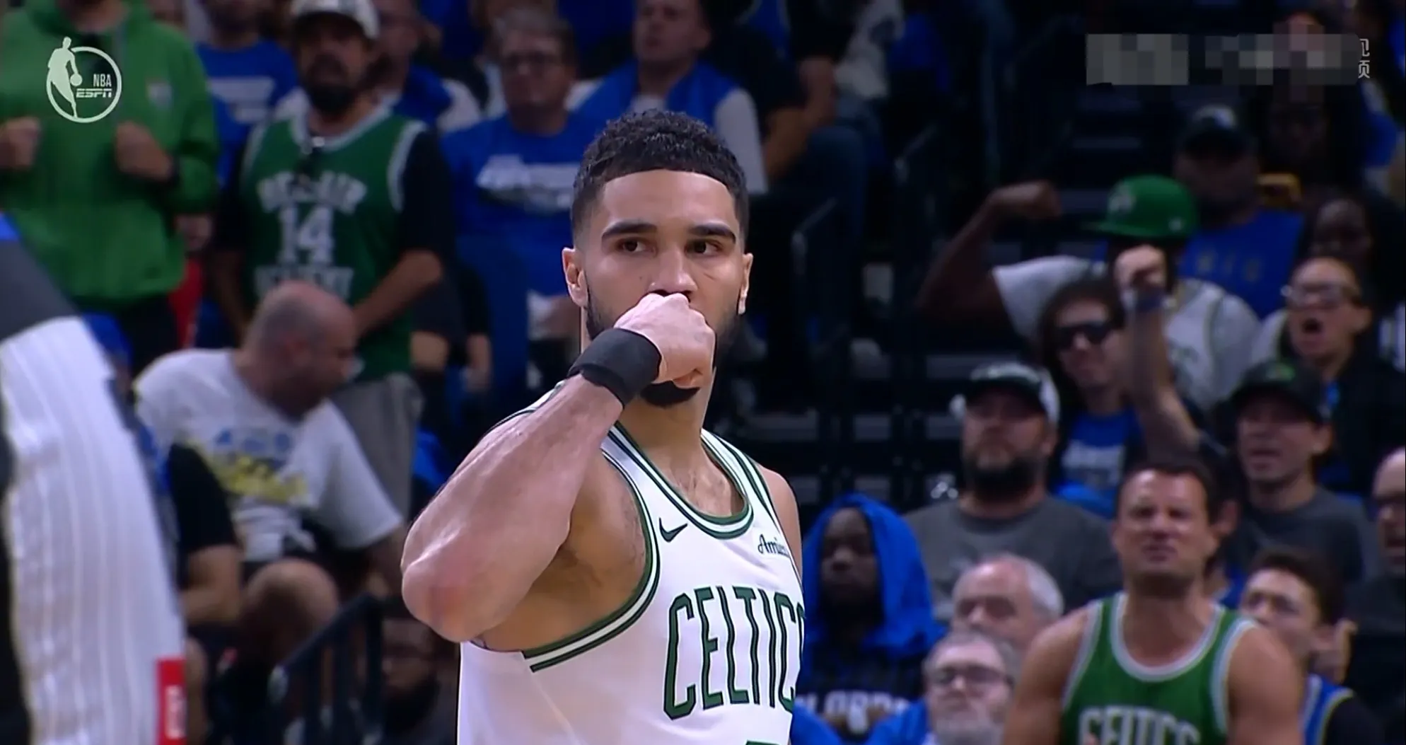 塔图姆回归赛场，关键助攻首场状态亮眼，掘金观众沸腾！的简单介绍